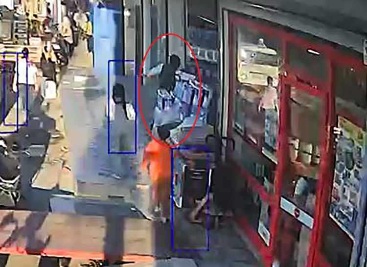 <p>Ş&uuml;pheli, kendisini motosiklette bekleyen diğer kişiyle ka&ccedil;tı. Ağır yaralanan Musaoğlu, &ccedil;evredekiler tarafından otomobille hastaneye g&ouml;t&uuml;r&uuml;ld&uuml;. Adana Şehir Eğitim ve Araştırma Hastanesi&rsquo;nde yoğun bakıma alınan Musaoğlu&rsquo;nun hayati tehlikesinin s&uuml;rd&uuml;ğ&uuml; belirtildi.</p>
