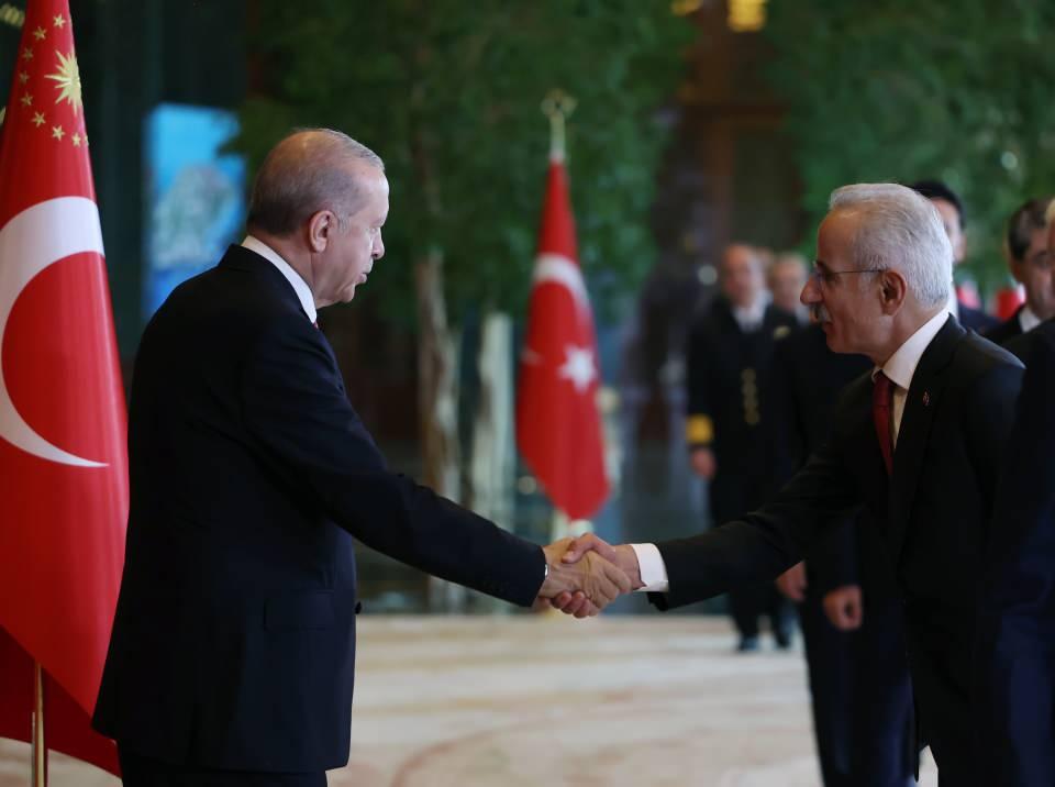 <p>Cumhurbaşkanlığı K&uuml;lliyesi'ndeki t&ouml;rende, Ulaştırma ve Altyapı Bakanı Abdulkadir Uraloğlu da yer aldı.</p>
