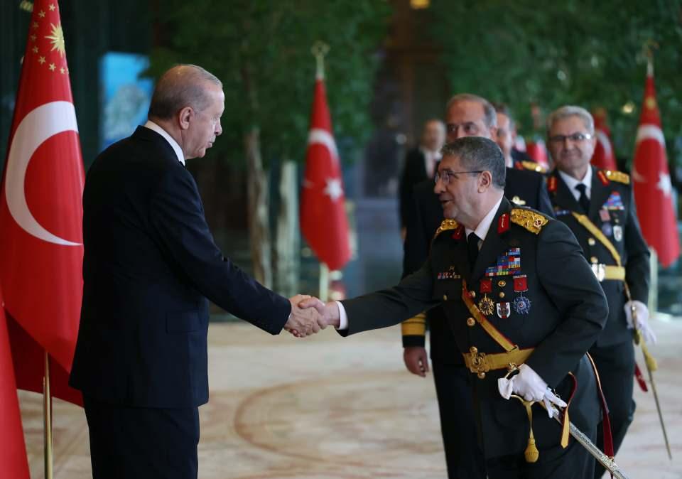 <p>Cumhurbaşkanlığı K&uuml;lliyesi'ndeki t&ouml;rende, Genelkurmay Başkanı Orgeneral Sel&ccedil;uk Bayraktaroğlu da yer aldı.</p>
