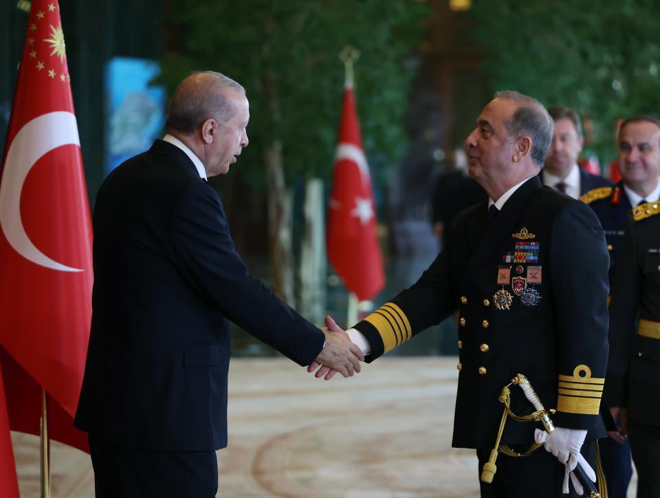 <p>Cumhurbaşkanlığı K&uuml;lliyesi'ndeki t&ouml;rende, Deniz Kuvvetleri Komutanı Oramiral Erc&uuml;ment Tatlıoğlu da yer aldı.</p>
