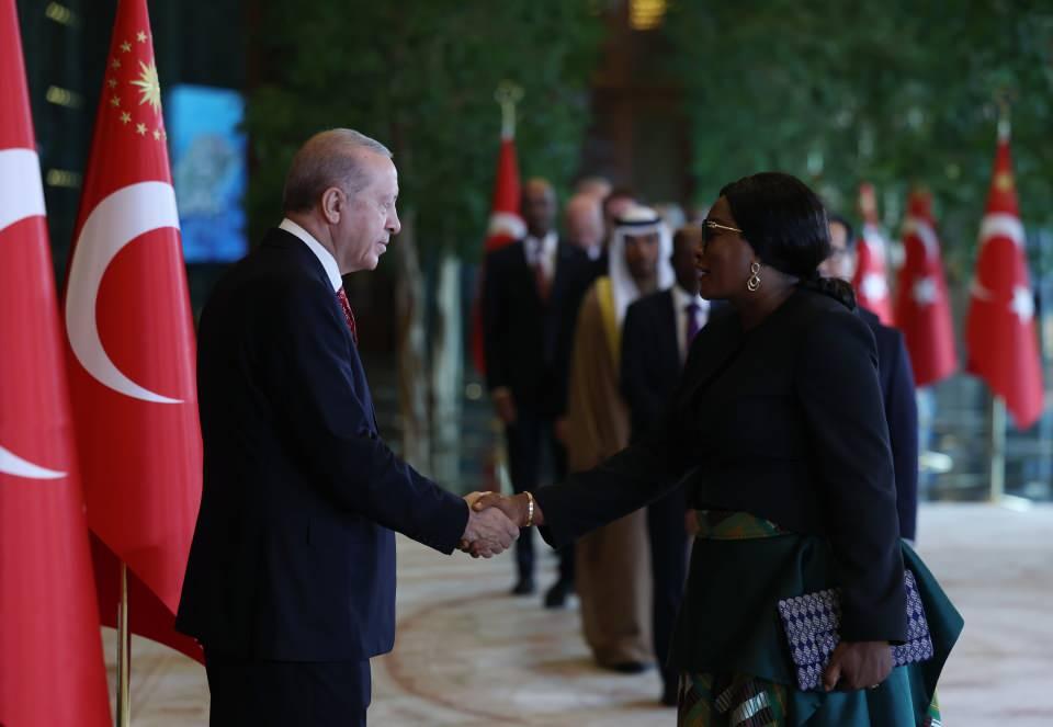 <p>Cumhurbaşkanlığı K&uuml;lliyesi'ndeki t&ouml;rende, kamu kurumlarının y&ouml;neticileri, Ankara'da g&ouml;revli b&uuml;y&uuml;kel&ccedil;iler, yabancı misyon şefleri, uluslararası kuruluşların temsilcileri, Erdoğan'a bayram tebriklerini sundu.</p>
