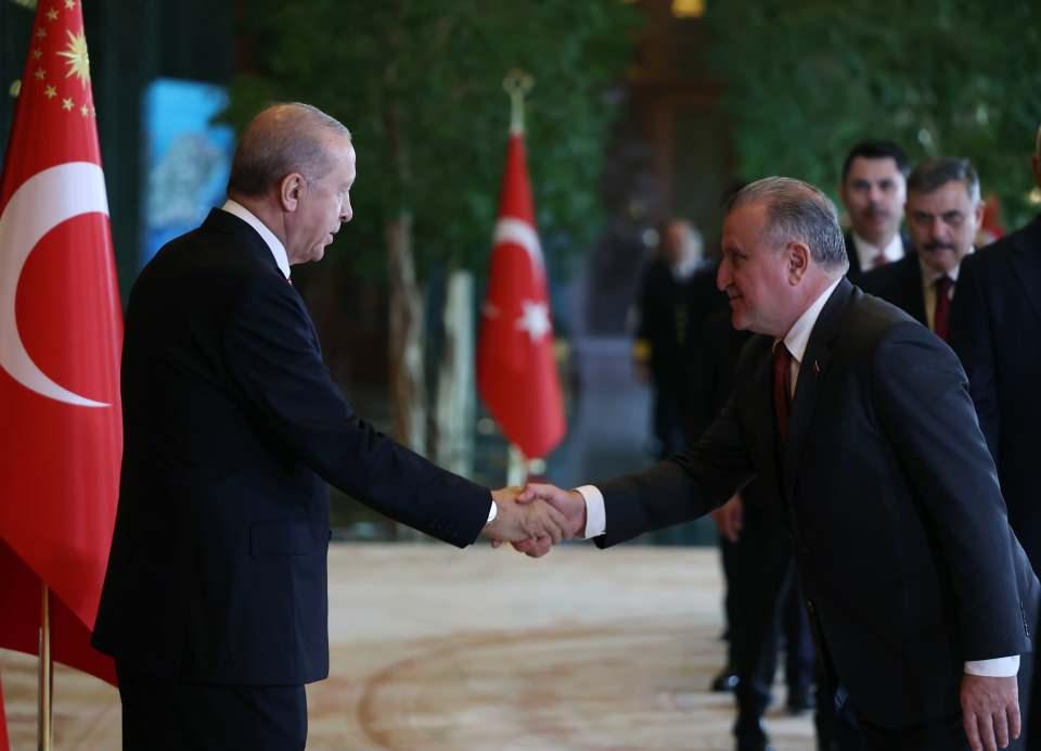 <p>Gen&ccedil;lik ve Spor Bakanı Osman Aşkın Bak, Cumhurbaşkanı Erdoğan'a tebriklerini sundu.</p>
