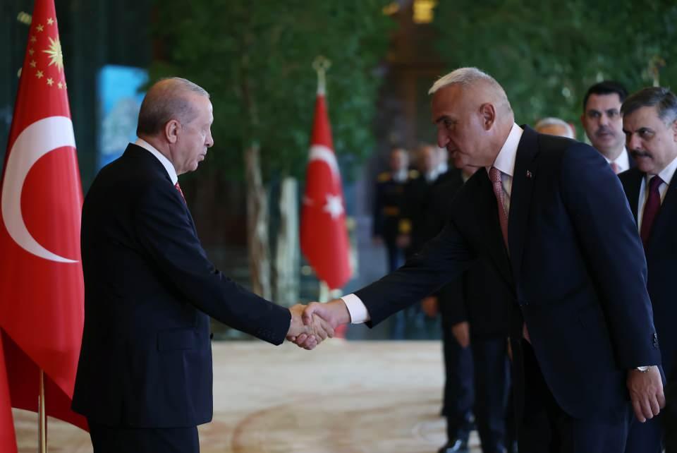 <p>K&uuml;lt&uuml;r ve Turizm Bakanı Mehmet Nuri Ersoy, Cumhurbaşkanı Erdoğan'a tebriklerini sundu.</p>
