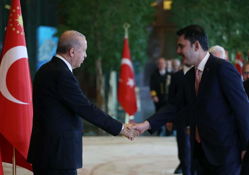 <p>&Ccedil;evre, Şehircilik ve İklim Değişikliği Bakanı Murat Kurum, Cumhurbaşkanı Erdoğan'a tebriklerini sundu.</p>
