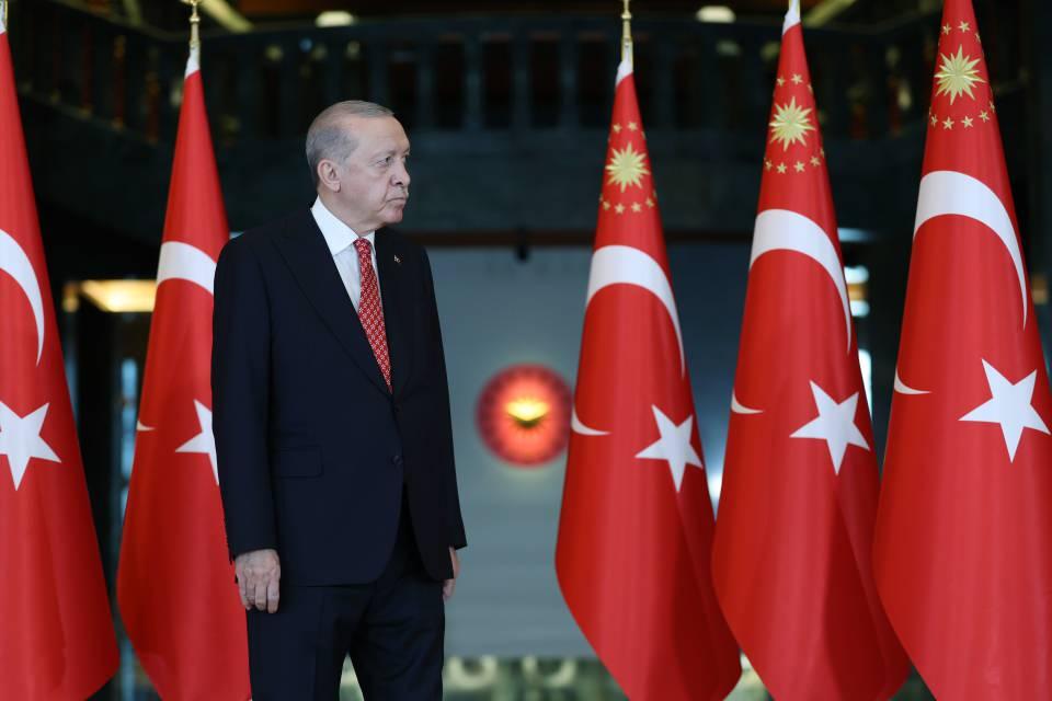 <p>Cumhurbaşkanı Recep Tayyip Erdoğan, 29 Ekim Cumhuriyet Bayramı dolayısıyla Anıtkabir'deki t&ouml;renin ardından Cumhurbaşkanlığı K&uuml;lliyesi'nde tebrikleri kabul etti.&nbsp;</p>
