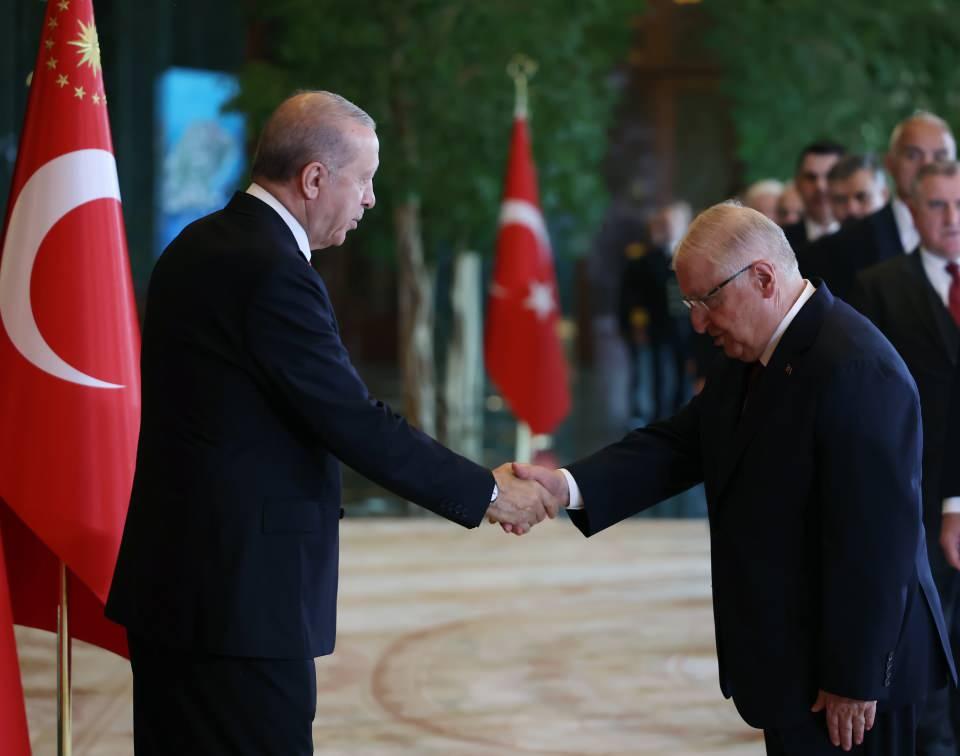 <p>&nbsp;T&ouml;rende Milli Savunma Bakanı Yaşar G&uuml;ler de yer aldı.</p>
