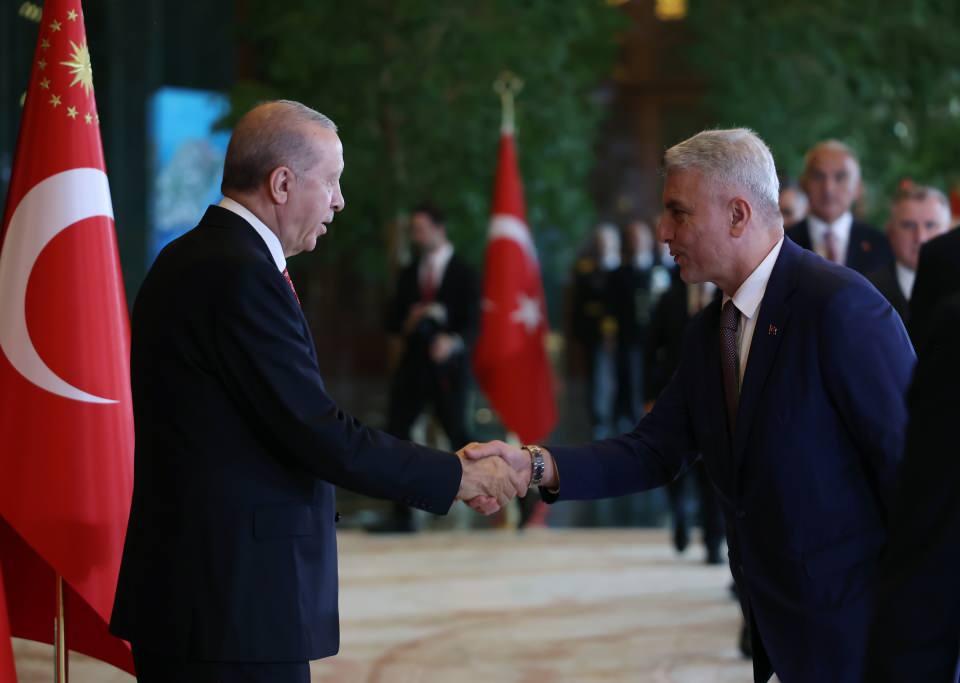 <p>T&ouml;rende Ticaret Bakanı &Ouml;mer Bolat da yer aldı.</p>
