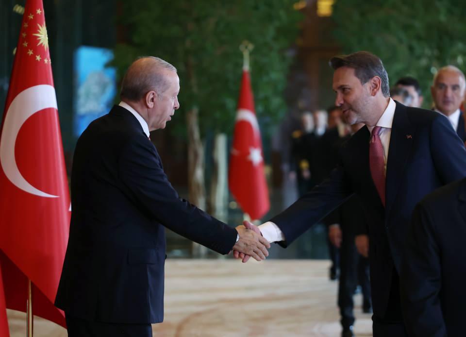 <p>T&ouml;rende Enerji ve Tabii Kaynaklar Bakanı Alparslan Bayraktar da yer aldı.</p>
