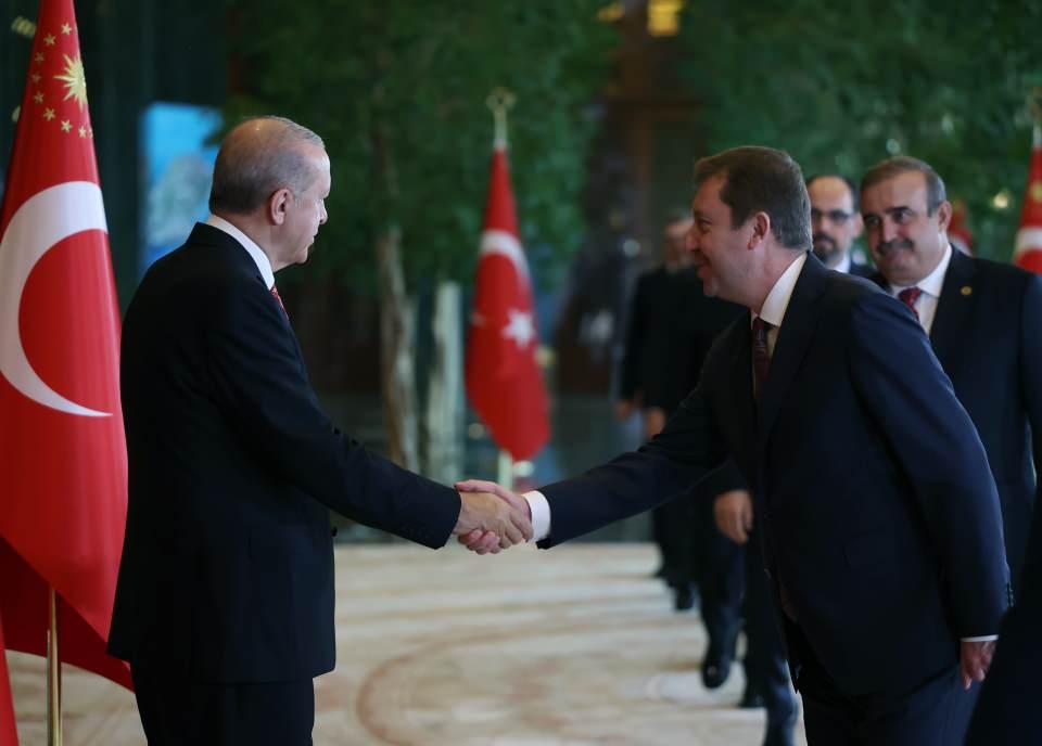 <p>T&ouml;rende, Cumhurbaşkanlığı Genel Sekreteri Hakkı Susmaz da yer aldı.</p>
