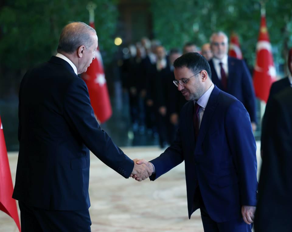 <p>&nbsp;T&ouml;rende Adalet Bakanı Akın G&uuml;rlek de yer aldı.</p>

<p>&nbsp;</p>
