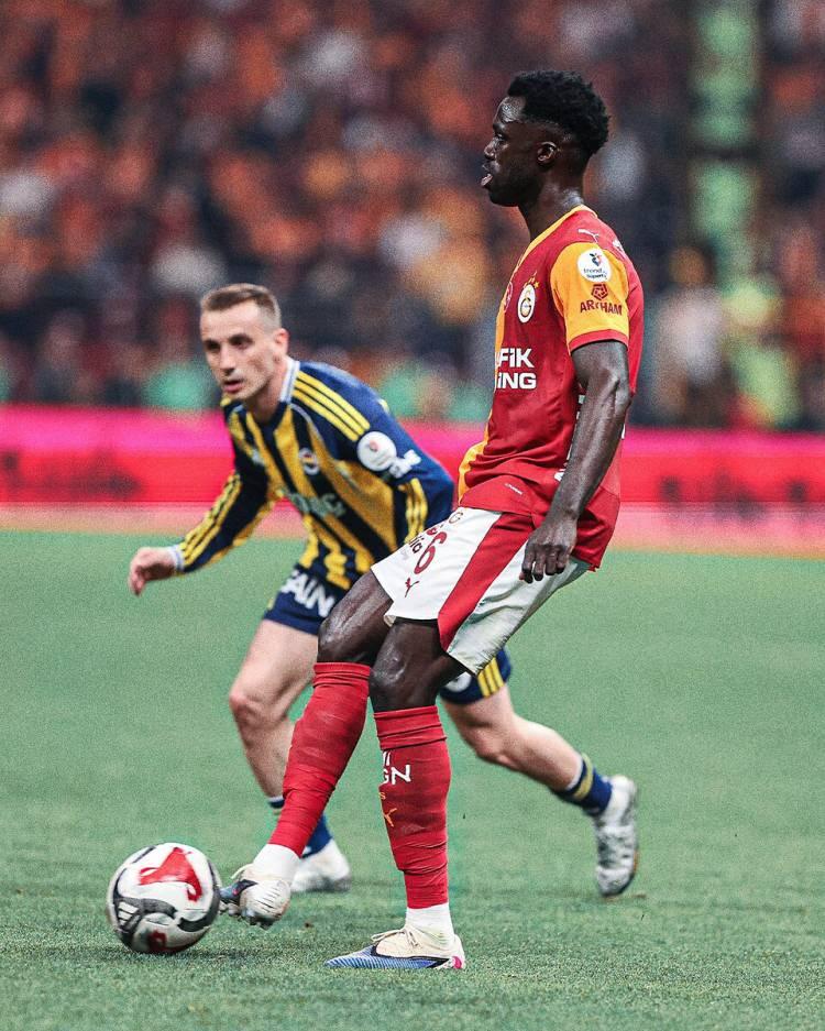 <p>Galatasaray ile Fenerbah&ccedil;e arasındaki derbinin olduk&ccedil;a &ccedil;ekişmeli ge&ccedil;eceği ancak sarı-kırmızılıların bir adım &ouml;nde olduğu belirtildi.</p>
