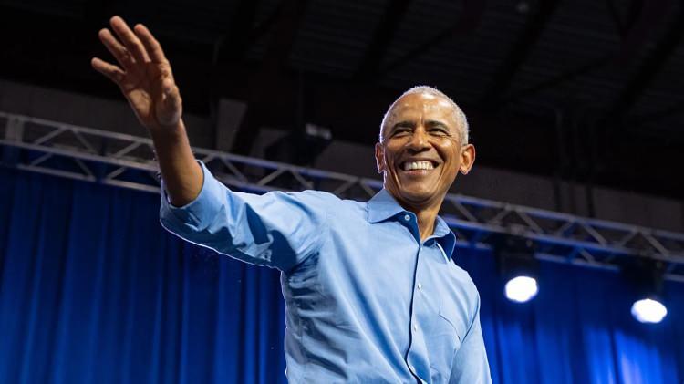 <p><strong><span style="color:rgb(178, 34, 34)">BARACK OBAMA</span>&nbsp; |&nbsp; BARRY OBAMA</strong></p>

<p>&nbsp;</p>

<p>Endonezya'da &ccedil;ocukken Obama, &uuml;vey babasının soyadını yansıtan <strong>" Barry Soetoro " </strong>veya babasının soyadını kullanarak <strong>"Barry Obama" </strong>olarak anılıyordu.</p>

