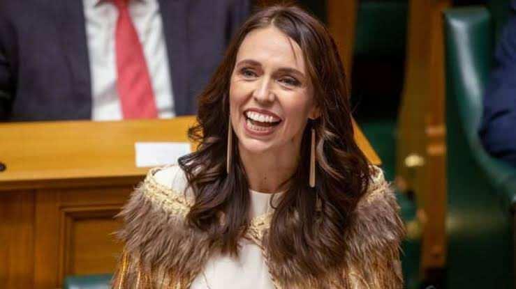<p><strong><span style="color:rgb(178, 34, 34)">JACINDA ARDERN</span>&nbsp; |&nbsp; CİNDY TEYZE</strong></p>

<p>&nbsp;</p>

<p><strong>Eski Yeni Zelanda Başbakanı</strong></p>
