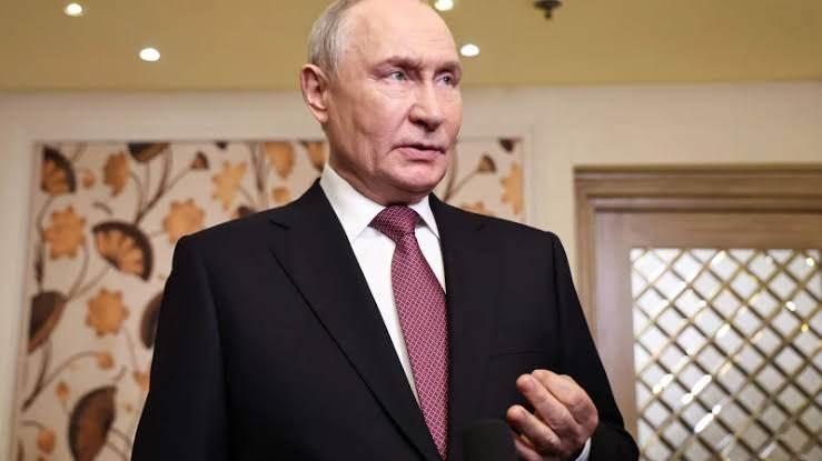 <p><strong><span style="color:rgb(178, 34, 34)">VLADIMIR PUTIN&nbsp;</span> |&nbsp; VOVO - VOLODYA</strong></p>

<p>&nbsp;</p>

<p><strong>Anlamı: </strong>İsminin kısaltılmış halidir.</p>
