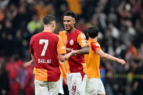 <p>Ma&ccedil;ın bitiş d&uuml;d&uuml;ğ&uuml;n&uuml;n ardından futbolcular arasında &ccedil;ıkan arbede manşetlere taşındı.<br />
<br />
İşte dış basında Galatasaray - Fenerbah&ccedil;e ma&ccedil;ı yorumları&hellip;</p>
