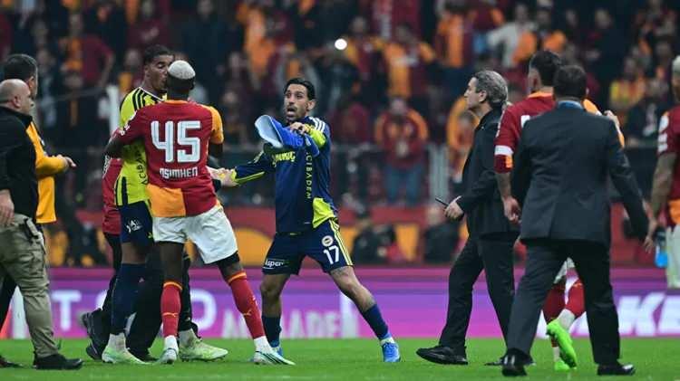 <p>Marca (İspanya): Osimhen, Galatasaray'a İstanbul derbisini kazandırdı<br />
<br />
<strong>"Victor Osimhen'in ilk yarıda attığı iki gol, Galatasaray'a İstanbul derbisinde galibiyeti getirdi. Okan Buruk'un takımı artık lig tablosunun zirvesinde tek başına yer alırken, Marco Asensio'dan yoksun Fenerbah&ccedil;e altı puan geride kaldı."</strong></p>
