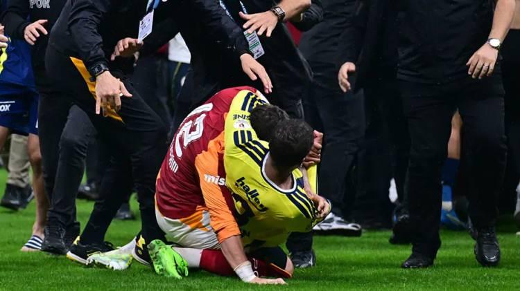 <p>L'Equipe (Fransa): Galatasaray'ın Fenerbah&ccedil;e'yi yenmesinin ardından b&uuml;y&uuml;k bir kavga &ccedil;ıktı<br />
<br />
<strong>"Galatasaray ile Fenerbah&ccedil;e arasında oynanan ve Galatasaray'ın 2-1'lik skorla kazandığı İstanbul derbisi, ma&ccedil;ın bitiş d&uuml;d&uuml;ğ&uuml;n&uuml;n ardından iki İstanbul kul&uuml;b&uuml;n&uuml;n oyuncuları ve teknik ekibi arasında &ccedil;ıkan kavgayla damgasını vurdu."</strong></p>
