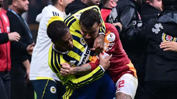 <p>La Gazetta dello Sport (İtalya): Fenerbah&ccedil;e - Galatasaray ma&ccedil;ında Vahşi Batı sahneleri: Guendouzi kavgayı ateşledi, Lukaku araya girip ortamı yatıştırmaya &ccedil;alıştı<br />
&nbsp;</p>
