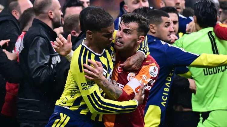 <p>The Sun (İngiltere): Galatasaray ve Fenerbah&ccedil;e arasında, Mason Greenwood ve arkadaşlarının derbiyi kaybetmesinin ardından b&uuml;y&uuml;k bir kavga &ccedil;ıktı; yıldızlar birbirleriyle boğuşarak yere d&uuml;şt&uuml;ler<br />
<br />
<strong>"Galatasaray'ın ezeli rakibi Fenerbah&ccedil;e ile oynadığı S&uuml;per Lig ma&ccedil;ı, b&uuml;y&uuml;k bir kavga &ccedil;ıkmasıyla kaosa d&ouml;n&uuml;şt&uuml;. Fenerbah&ccedil;e oyuncuları, Kıtalararası Derbi'de 2-1'lik yenilginin ardından &ouml;fkelerini sahaya yansıtırken, takım personeli de sahaya inmek zorunda kaldı."</strong></p>
