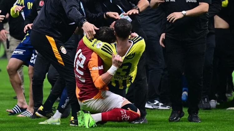 <p>Sport Mediaset (İtalya): İstanbul derbisinde &ccedil;ılgınlık: Osimhen, Galatasaray&rsquo;ı zafere taşıdı; ardından b&uuml;y&uuml;k bir arbede yaşandı</p>
