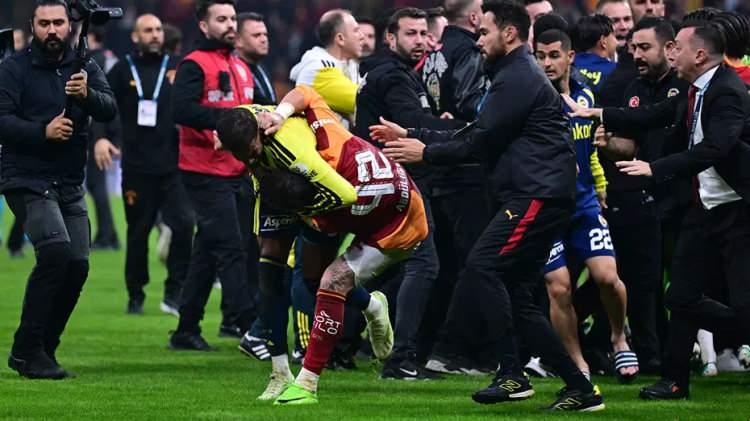<p>Il Mattino (İtalya): Galatasaray - Fenerbah&ccedil;e: T&uuml;rkiye'de ateşli bir derbi; saha i&ccedil;inde y&uuml;kselen tansiyonla birlikte arbede yaşandı<br />
<br />
&nbsp;</p>
