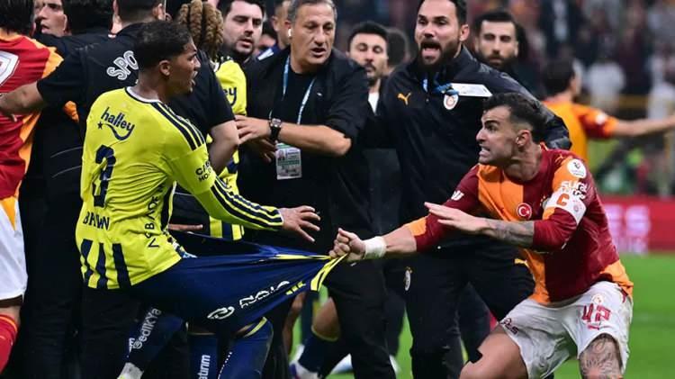 <p><strong>"Uluslararası futboldaki en şiddetli rekabetlerden biri olan Galatasaray-Fenerbah&ccedil;e derbisi, y&uuml;ksek tansiyona sahne oldu. Karşılaşma olduk&ccedil;a gergin bir atmosferde sona ererken, yaşanan arbede ortamı daha da kızıştırdı ve ma&ccedil;ın son anlarını son derece gerilimli bir sahneye d&ouml;n&uuml;şt&uuml;rd&uuml;."</strong></p>
