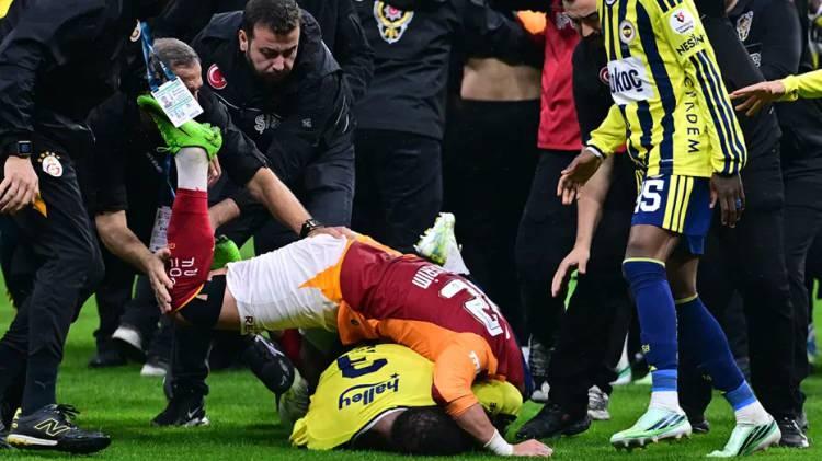 <p><strong>"Galatasaray-Fenerbah&ccedil;e ma&ccedil;ının sonunda b&uuml;y&uuml;k bir arbede yaşandı. Ev sahibi ekibin 2-1 galibiyetiyle sonu&ccedil;lanan karşılaşmanın bitiş d&uuml;d&uuml;ğ&uuml;n&uuml;n ardından iki takım oyuncuları birbirine girdi. Eski Lazio oyuncusu Guendouzi olayın merkezinde yer alarak gerilimi yeniden tırmandırırken, Romelu Lukaku araya girerek durumu yatıştırmaya &ccedil;alıştı."</strong></p>
