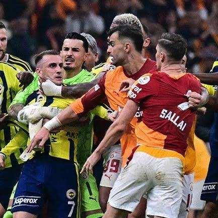 <p>Sport (İspanya): Galatasaray - Fenerbah&ccedil;e ma&ccedil;ı bir başka utan&ccedil; verici sahneyle sona erdi:<br />
kavgalar, kırmızı kartlar ve sahaya polis m&uuml;dahalesi<br />
<br />
<strong>"İstanbul derbisi, Akt&uuml;rkoğlu ve Sallai arasında &ccedil;ıkan tartışmanın ardından iki takımın oyuncuları arasında &ccedil;ıkan kavgayla sona erdi ve T&uuml;rk futbolunun &uuml;z&uuml;c&uuml; g&ouml;r&uuml;nt&uuml;lerinden birini daha g&ouml;zler &ouml;n&uuml;ne serdi."</strong></p>
