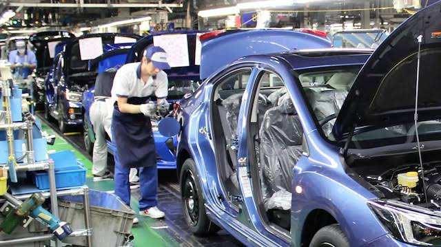 <p>Elektrikli ara&ccedil;lara ge&ccedil;iş kararında Avrupa&rsquo;nın &ccedil;evre politikaları &ouml;nemli rol oynuyor.</p>

<p>Euro 7 emisyon standartlarının devreye girmesi ve 2030 yılına kadar karbon emisyonlarına ilişkin kuralların daha da sıkılaşması, &uuml;reticiler &uuml;zerindeki baskıyı artırıyor.</p>
