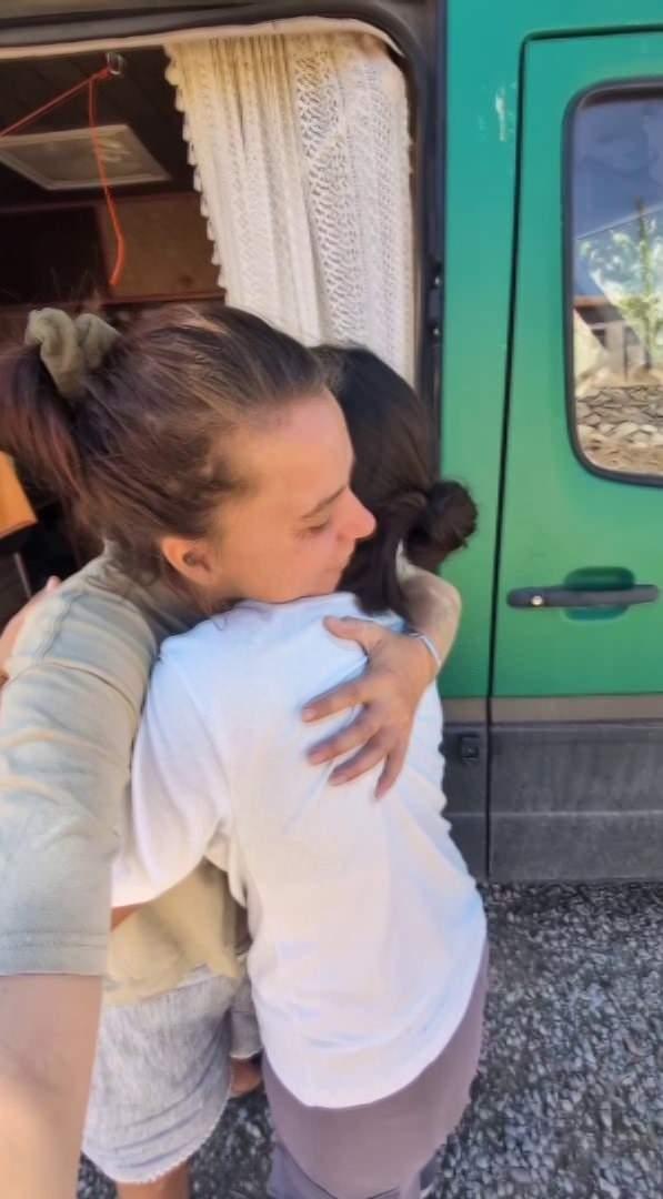 <p>D&uuml;nya gezisi yaptığı sırada Sivas'ta aracı arızalanan Alman gezgin Tanja Aumer, Sivaslı ailenin misafiri oldu. 11 g&uuml;n boyunca k&ouml;yde kalan Tanja, ayrılık vakti geldiğinde g&ouml;zyaşlarına hakim olamadı. Sosyal medyada paylaşılan g&ouml;r&uuml;nt&uuml;ler, kısa s&uuml;rede ilgi odağı oldu.&nbsp;</p>

<p>&nbsp;</p>
