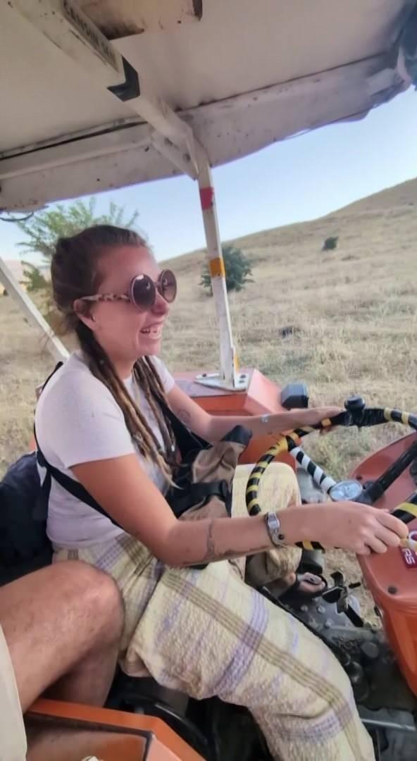 <p>Tanja Aumer'i misafir eden G&uuml;neyevler k&ouml;y&uuml; muhtarı G&uuml;ng&ouml;r Durgun, "Bizim i&ccedil;in ger&ccedil;ekten sıradan bir iyilikti. Bu kadar g&uuml;ndem olacağını tahmin etmiyorduk. Sosyal medyada ciddi derecede beğeni aldı. Sosyal medyada &uuml;lkemizi ve Sivas'ımızı bu denli g&uuml;zel g&ouml;stermek bizi mutlu etti. İngilizcemiz &ccedil;ok yok. Telefonda &ccedil;eviri yaparak anlaşabildik. Tek başına kızcağızı g&ouml;rd&uuml;m, sorunu anlattı. &Ouml;nce kahvaltıya getirdim, daha sonra da aracını getirdik. Aileden biri oldu" dedi.</p>

<p>&nbsp;</p>
