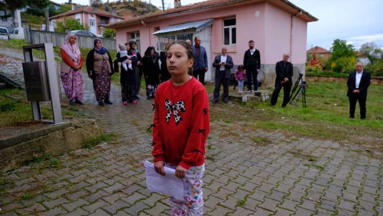 <p>T&ouml;rende 1 &ouml;ğretmen ve 1 &ouml;ğrenciyi, ailesi ve mahalleli de yalnız bırakmadı.</p>
