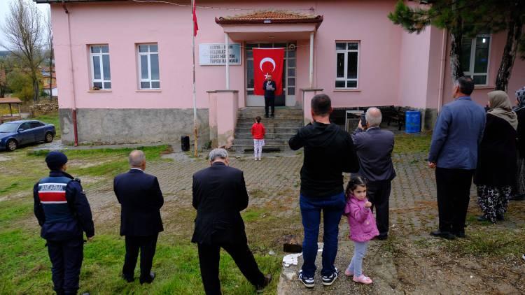 <p>Mahallede gen&ccedil; neslin kalmadığını belirten Muhtar Nevzat G&ouml;kmen ise, <strong><em>&ldquo;K&ouml;y&uuml;m&uuml;z malum &ccedil;ok g&ouml;&ccedil; verdiği i&ccedil;in, gen&ccedil; nesil kalmadı ve k&ouml;y&uuml;m&uuml;z tek &ouml;ğrenciye kaldı. Tek &ouml;ğrenci olduğu halde devletimiz bize bu fırsatı verdiği i&ccedil;in Allah devletimize zeval vermesin. Cumhuriyet Bayramımız kutlu olsun.&rdquo;</em></strong> ifadelerini kullandı.</p>

<p>&nbsp;</p>

<p><strong><em>KAYNAK: DHA&nbsp;</em></strong></p>
