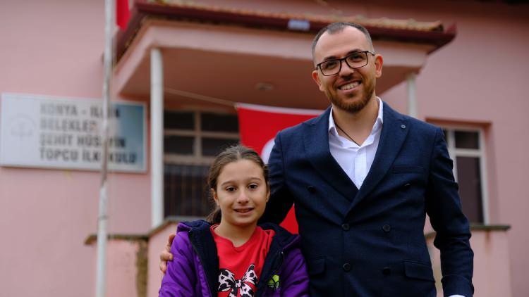 <p><span style="color:#A52A2A"><strong>"SENİ VE BENİ HAYAL ETMİŞTİ"</strong></span></p>

<p><br />
&nbsp;</p>

<p>T&ouml;rende konuşan &ouml;ğretmen Fatih Yal&ccedil;ınkaya, <strong><em>&ldquo;&Uuml;lkemizin d&ouml;rt bir yanında devasa meydanlarda, binlerce &ouml;ğrencinin toplandığı okullarda &ccedil;ok b&uuml;y&uuml;k bir coşku var. Ama bilmeni isterim ki, bizim bu k&uuml;&ccedil;&uuml;k okulumuzda seninle baş başa kutladığımız bu bayram, o b&uuml;y&uuml;k meydanlardaki coşkudan &ccedil;ok daha anlamlı, &ccedil;ok daha &ouml;zel. Gazi Mustafa Kemal Atat&uuml;rk, Cumhuriyet'i ilan ederken tam olarak bu g&uuml;n&uuml; yani seni ve beni hayal etmişti. O &lsquo;Cumhuriyet, bilhassa kimsesizlerini kimsesidir&rsquo; derken &uuml;lkenin en &uuml;cra k&ouml;şesindeki tek bir &ccedil;ocuğun eğitim hakkından, aydınlık geleceğinden bahsediyordu. İşte Cumhuriyet tam olarak budur. Bug&uuml;n bu okulda tek &ouml;ğrenci olabilirsin. Ama sakın unutma, sen bu &uuml;lkenin sadece bir &ouml;ğrencisi değil, Cumhuriyet'in ta kendisisin. Biz bug&uuml;n burada belki iki kişiyiz ama arkamızda koca bir milletin tarihi, sevgisi ve g&uuml;c&uuml; var. Bu okulda yaktığımız eğiti ışığıyla Cumhuriyetimizin değerlerini sonsuza dek yaşatacağız.&rdquo; </em></strong>dedi.</p>

