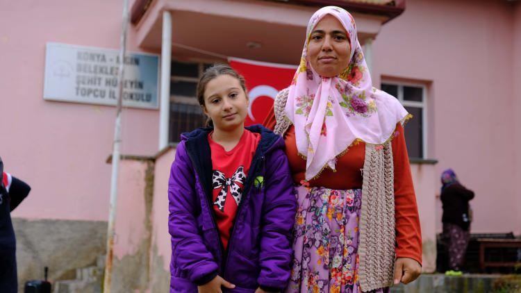 <p><span style="color:#A52A2A"><strong>"ALLAH DEVLETİMİZE ZEVAL VERMESİN"</strong></span></p>

<p>&nbsp;</p>

<p>Kızının &ouml;ğretmensiz kalmamasının sevindirici olduğunu belirten Hatice&rsquo;nin annesi Melek G&ouml;kmen de <strong><em>&ldquo;Allah devletimize zeval vermesin. Kızım tek &ouml;ğrenci olmasına rağmen &ouml;ğretmenimiz var. Mutlu oluyoruz. &Ouml;ğretmeni her şeyiyle ilgileniyor. Cumhuriyet kutlamasına da kızımla birlikte katıldık. Okuyacağı şiiri ezberlerken de birlikte &ccedil;alıştık. &Ccedil;ok mutlu olduk.&rdquo;</em></strong> dedi.</p>
