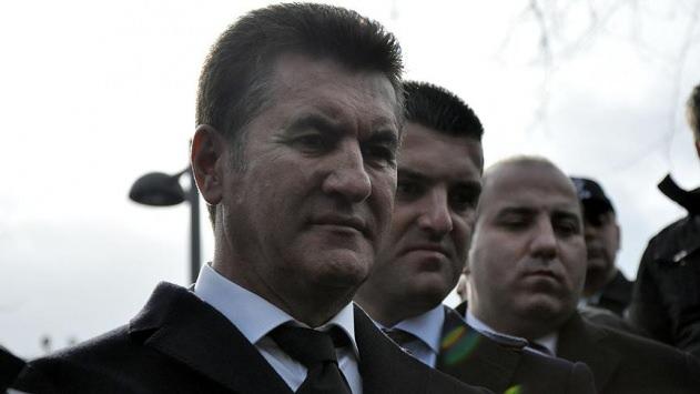 <p>&ldquo;<strong>Mustafa Sarıg&uuml;l</strong> isimli kişiyi uzun yıllardır tanımaktayım. Tanıdığım d&ouml;nemde <strong>Mustafa Sarıg&uuml;l Şişli Belediye Başkanıydı</strong>.</p>

<p><strong>(2014 &ouml;ncesi) </strong>O d&ouml;nemde <strong>Şişli Belediyesi</strong> tarafından <strong>Liderlik</strong> adı altında &ouml;ğrencilerin katıldığı gen&ccedil;lik kampları d&uuml;zenlenirdi. <strong>Mustafa Sarıg&uuml;l</strong> d&ouml;nemin <strong>Belediye Başkanı </strong>olduğundan konuşmacı olarak d&uuml;zenlenen kampa katılmıştı.</p>

<p>Kamplardan sorumlu <strong>Abd&uuml;lkadir Sezgin</strong> beni Liderlik kampında <strong>Mustafa Sarıg&uuml;l</strong> ile tanıştırdı. (Yazın d&uuml;zenlenen <strong>Uludağ</strong>'daki kampa ve kışın d&uuml;zenlenen <strong>Kumburgaz</strong>'da bulunan<strong> Artemis Marin Princess Otel</strong>'deki gen&ccedil;lik kamplarına katıldım.)&rdquo;</p>
