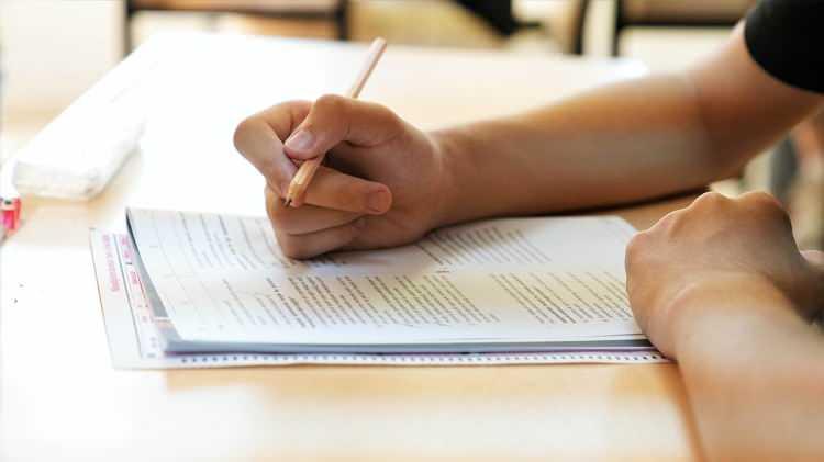 <p>&Ouml;l&ccedil;me, Değerlendirme ve Sınav Hizmetleri Genel M&uuml;d&uuml;rl&uuml;ğ&uuml; tarafından OYSS ile ilgili sık&ccedil;a sorulan sorular yanıtlandı. Hazırlanan rehberde OYSS&rsquo;nin amacı, &ouml;ğrenci başarısı ve eğitim kalitesi bakımından &ouml;nemi ve nasıl uygulanacağı ile ilgili detaylara yer verildi.&nbsp;</p>
