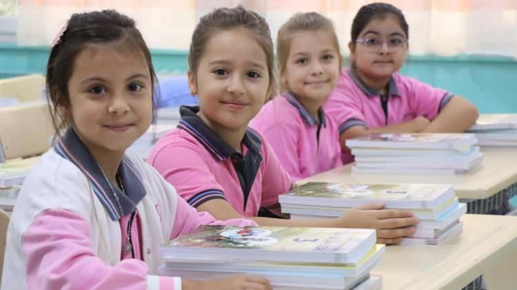 <p>Sistemle T&uuml;rkiye Y&uuml;zyılı Maarif Modeli ile uyumlu geliştirici (bi&ccedil;imlendirici) değerlendirme uygulamalarının, a&ccedil;ık u&ccedil;lu ve beceri temelli soruların okul d&uuml;zeyindeki kullanımının yaygınlaştırılacağı kaydedilen rehberde, okullardaki &ouml;l&ccedil;me ve değerlendirme uygulamalarının ge&ccedil;erli ve g&uuml;venilir bir yapıya kavuşturulması a&ccedil;ısından sistemin &ouml;nemine vurgu yapıldı.</p>

<p>&nbsp;</p>

<p>OYSS ile sınavlarda farklı g&uuml;&ccedil;l&uuml;k d&uuml;zeylerinde soruların dengeli şekilde kullanılmasının sağlanacağı ifade edildi.&nbsp;</p>
