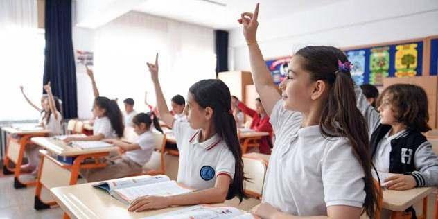 <p>Sistemin kullanımına y&ouml;nelik bilgilendirme ve eğitim &ccedil;alışmalarının 19-23 Ekim 2026 tarihleri arasında tamamlandığı ifade edilen rehberde, &ouml;ğretmenlerin sistem &uuml;zerinde deneme uygulamaları ger&ccedil;ekleştirebildikleri belirtildi.&nbsp;</p>
