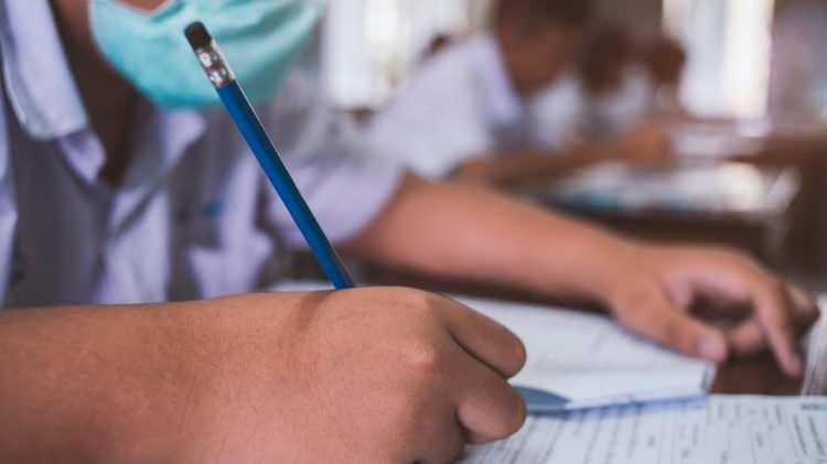 <p>1. Ortak Yazılı Sınav Sistemi nedir, hangi ama&ccedil;la kullanılacaktır?</p>

<p>&nbsp;</p>

<p><br />
Ortak Yazılı Sınav Sistemi (OYSS), okul geneli ortak yazılı sınavların hazırlanması, uygulanması ve değerlendirilmesi s&uuml;re&ccedil;lerini dijital ortamda y&uuml;r&uuml;tmek amacıyla geliştirilen sistemdir. Sınavların &ouml;ğretim programlarındaki &ouml;ğrenme &ccedil;ıktılarıyla uyumlu, ge&ccedil;erli ve g&uuml;venilir şekilde hazırlanmasını ve sonu&ccedil;ların &ouml;ğrenme &ccedil;ıktılarıyla uyumlu şekilde analiz edilmesini ama&ccedil;lar.</p>
