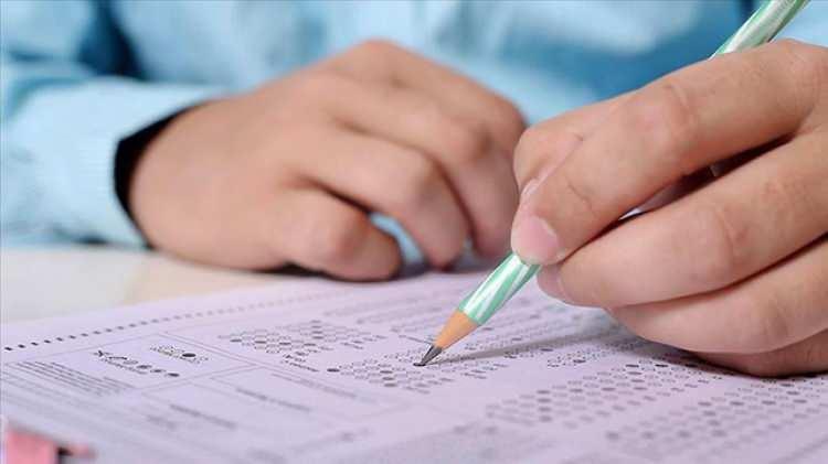 <p><strong>4. EBA &uuml;zerinden Ortak Yazılı Sınav Sistemi mod&uuml;l&uuml;ne erişemeyen z&uuml;mre başkanı &ouml;ğretmen ne yapmalıdır?</strong></p>

<p>&nbsp;</p>

<p><br />
Ortak Yazılı Sınav Sistemi mod&uuml;l&uuml;ne erişim sağlanabilmesi i&ccedil;in &ouml;ncelikle okul m&uuml;d&uuml;rl&uuml;ğ&uuml;nce, z&uuml;mre başkanı olarak g&ouml;revlendirilen &ouml;ğretmene ait bilgilerin MEBBİS Z&uuml;mre Mod&uuml;l&uuml;ne eksiksiz ve doğru şekilde işlenmiş olması gerekmektedir. Bu kapsamda;<br />
- &Ouml;ğretmenin z&uuml;mre başkanlığı g&ouml;revlendirmesinin MEBBİS Z&uuml;mre Mod&uuml;l&uuml;nde tanımlı olup olmadığı,<br />
- G&ouml;revlendirme ve kullanıcı bilgilerinin g&uuml;ncel olup olmadığı,<br />
- &Ouml;ğretmenin EBA&rsquo;ya giriş yapmasına ilişkin kullanıcı tanımlamalarının tamamlanıp tamamlanmadığı kontrol edilmelidir.<br />
Gerekli tanımlama ve g&uuml;ncellemeler yapıldıktan sonra &ouml;ğretmenin EBA &uuml;zerinden Ortak Yazılı Sınav Sistemi mod&uuml;l&uuml;ne erişimi yeniden kontrol edilmelidir.</p>

<p>Bu işlemlere rağmen erişim sorununun devam etmesi h&acirc;linde okul m&uuml;d&uuml;rl&uuml;ğ&uuml; aracılığıyla il/il&ccedil;e mill&icirc; eğitim m&uuml;d&uuml;rl&uuml;klerinden teknik destek alınacaktır.</p>

<p>&Ouml;ğretmenler EBA&rsquo;ya giriş yaparken EBA, MEBBİS veya e-Devlet şifrelerini kullanabilecektir. Z&uuml;mre başkanının EBA&rsquo;ya giriş işlemlerinde sorun yaşanması h&acirc;linde ilgili okul y&ouml;neticisi yetkisi ile de sisteme giriş yapılabilecektir.</p>
