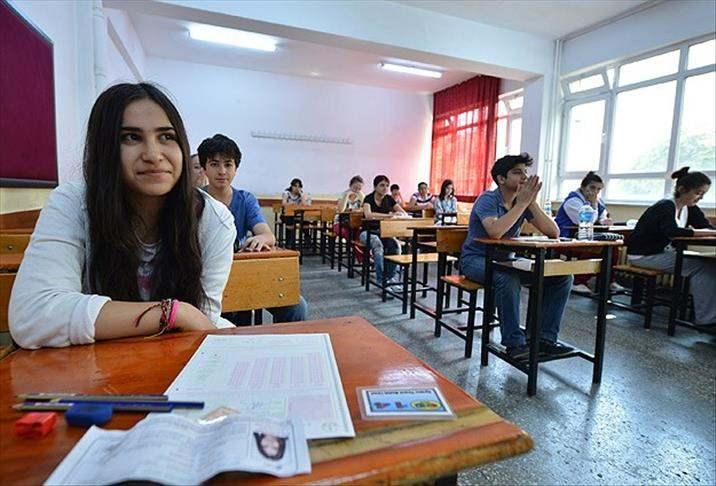 <p><strong>9. Ortaokul d&uuml;zeyinde &ccedil;oklu yabancı dil programı uygulayan sınıflardaki yabancı dil sınavları OYSS kapsamında mıdır?</strong></p>

<p>&nbsp;</p>

<p><br />
Ortaokul d&uuml;zeyinde &ccedil;oklu yabancı dil programı uygulanan sınıflardaki yabancı dil sınavları OYSS kapsamında ger&ccedil;ekleştirilmeyecektir. Bu sınıflardaki yabancı dil sınavları ilgili alan z&uuml;mre &ouml;ğretmenleri tarafından hazırlanarak uygulanacaktır. Bu okullarda diğer derslere y&ouml;nelik sınavlar OYSS &uuml;zerinden ger&ccedil;ekleştirilecektir.</p>

<p>&nbsp;</p>

<p><br />
<strong>10. B&uuml;nyesinde birden fazla program uygulayan okullarda (&ccedil;ok programlı Anadolu lisesi vb.) ortak yazılı sınav s&uuml;reci nasıl y&uuml;r&uuml;t&uuml;lecektir?</strong></p>

<p>&nbsp;</p>

<p><br />
B&uuml;nyesinde birden fazla program uygulanan okullarda, OYSS kapsamındaki dersler i&ccedil;in program bazında ayrı sınavlar hazırlanmayacak; ilgili ders ve sınıf d&uuml;zeyinde tek bir ortak yazılı sınav uygulanacaktır. S&ouml;z konusu sınav OYSS kapsamında hazırlanarak ger&ccedil;ekleştirilecektir.</p>

<p>&nbsp;</p>

<p><br />
<strong>11. Hazırlık sınıflarında OYSS kapsamında ortak yazılı sınav uygulanacak mı?</strong></p>

<p>&nbsp;</p>

<p><br />
Hazırlık sınıflarında OYSS kapsamında ortak yazılı sınav uygulanmayacaktır.</p>
