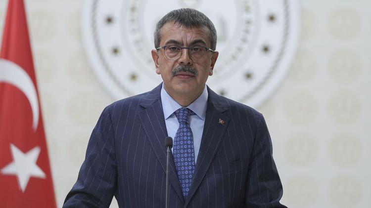 <p><strong>23. OYSS soru havuzu, farklı &ouml;ğrenci seviyelerini dikkate alacak mı?</strong></p>

<p>&nbsp;</p>

<p>Soru havuzunda &ouml;ğrenme &ccedil;ıktılarıyla uyumlu, kolay, orta ve zor d&uuml;zeylerde sorular bulunmaktadır. Alan z&uuml;mre &ouml;ğretmenleri, se&ccedil;tikleri senaryo doğrultusunda soruların g&uuml;&ccedil;l&uuml;k d&uuml;zeylerini ve puan değerlerini &ouml;ğrencilerinin &ouml;ğrenme durumlarını dikkate alarak belirlemektedir.</p>

<p>&nbsp;</p>

<p>Ayrıca &ouml;ğretmenlerin hazırlayacağı iki soru da sınava d&acirc;hil edilmektedir. Dolayısıyla ortak soru havuzunun kullanılması, b&uuml;t&uuml;n okullarda aynı soruların veya aynı g&uuml;&ccedil;l&uuml;k d&uuml;zeyindeki sınavların uygulanması anlamına gelmemektedir.</p>

<p>&nbsp;</p>

<p><strong>24. Hangi derslerin konu soru dağılım tablolarına yeni senaryolar eklenmiştir?</strong></p>

<p>&nbsp;</p>

<p>Din k&uuml;lt&uuml;r&uuml; ve ahlak bilgisi dersi 6. sınıf 1. yazılı sınavı i&ccedil;in (5. senaryo), felsefe dersi 10. sınıf 1. yazılı sınavı i&ccedil;in (5. senaryo), kimya dersi 10. sınıf 1. yazılı sınavı i&ccedil;in (6. senaryo), biyoloji dersi 10. sınıf 1. yazılı sınavı ile 9. sınıf 1 ve 2. yazılı sınavların her biri i&ccedil;in (4. senaryo), coğrafya dersi 9. sınıf 2. yazılı sınavı i&ccedil;in (7. senaryo) konu soru dağılım tablolarına yeni senaryolar eklenmiştir.</p>
