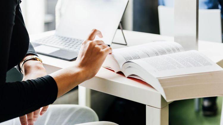 <p><strong>27. Sınav sonu&ccedil;ları a&ccedil;ıklandıktan sonra soru ve cevap anahtarları &ouml;ğrencilerle birlikte sınıf i&ccedil;erisinde değerlendirilebilir mi?</strong></p>

<p>&nbsp;</p>

<p>Sınav sonu&ccedil;larının a&ccedil;ıklanmasının ardından, &ouml;ğrencilerin &ouml;ğrenme eksikliklerini ve g&uuml;&ccedil;l&uuml; y&ouml;nlerini g&ouml;rmelerine katkı sağlamak amacıyla sınav soruları ve cevap anahtarları ilgili ders &ouml;ğretmeni tarafından sınıf i&ccedil;erisinde &ouml;ğrencilerle birlikte değerlendirilebilir.</p>

<p>&nbsp;</p>

<p>Ancak sınav soruları ve cevap anahtarlarının okul dışına &ccedil;ıkarılması, internet sitelerinde, sosyal medya platformlarında veya diğer kamuya a&ccedil;ık ortamlarda paylaşılması ve yayımlanması yasaktır.</p>
