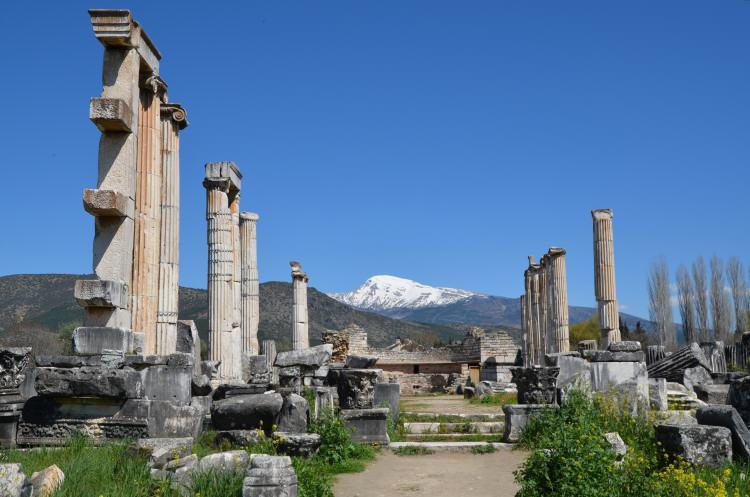 <p><span style="color:#B22222"><strong>APHRODISIAS - </strong></span></p>

<p>&nbsp;</p>

<p><span style="color:#B22222"><strong>AYDIN</strong></span></p>

<p>Site, Aphrodisias'ın kendisinden (M&Ouml; 3. y&uuml;zyıl Afrodit Tapınağı dahil) ve antik kente zenginlik getiren yakındaki antik mermer ocaklarından oluşur.</p>
