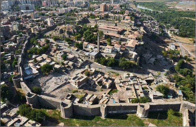 <p><span style="color:#B22222"><strong>DİYARBAKIR KALESİ VE HEVSEL BAH&Ccedil;ELERİ K&Uuml;LT&Uuml;REL PEYZAJI</strong></span></p>

<p>&nbsp;</p>
