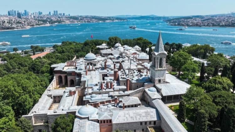 <p><span style="color:#B22222"><strong>İSTANBUL'UN TARİHİ ALANLARI</strong></span></p>

<p>Bizans ve Osmanlı imparatorluklarının imparatorluk başkenti olan İstanbul, iki bin yılı aşkın s&uuml;redir b&uuml;y&uuml;k bir siyasi, dini ve k&uuml;lt&uuml;rel merkez olmuştur. Hipodrom, Ayasofya, S&uuml;leymaniye Camii ve Topkapı Sarayı gibi şaheserleri i&ccedil;eren sil&uuml;eti, &ccedil;ağlar boyunca mimarların b&uuml;y&uuml;k dehalarına tanıklık etmektedir.</p>
