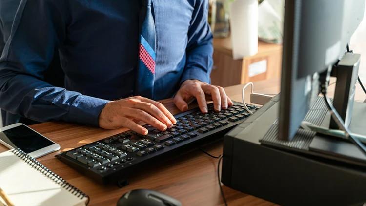 <p>Memur ve memur emeklilerinin 2027 yılının ocak ayında alacağı maaş zammına ilişkin beklentiler, a&ccedil;ıklanan enflasyon rakamlarının ardından yeniden g&uuml;ndeme geldi.</p>

<p>&nbsp;</p>

<p>Yılın ikinci yarısında geride kalan &uuml;&ccedil; aylık d&ouml;nemin verileriyle birlikte zam hesaplamaları şekillenmeye başlarken, kesin oran i&ccedil;in yılın son &ccedil;eyreğine ait enflasyon rakamları bekleniyor.</p>
