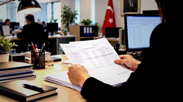 <p><span style="color:#B22222"><strong>MESLEK GRUPLARINA G&Ouml;RE YENİ MAAŞ TAHMİNLERİ</strong></span></p>

<p>Ocak 2027 zammına y&ouml;nelik farklı ekonomik beklentiler doğrultusunda maaş hesaplamaları da yapıldı.</p>

<p>Mevcut &uuml;cretler baz alınarak TCMB'nin y&uuml;zde 6,67, OVP'nin y&uuml;zde 7,00, Piyasa Anketi'nin y&uuml;zde 8,02, AA Finans'ın y&uuml;zde 8,05 ve FKE'nin y&uuml;zde 8,66 oranındaki tahminleri &uuml;zerinden yeni maaşlar hesaplandı.</p>

<p><span style="color:#B22222"><strong>Bu senaryolara g&ouml;re mesleklere g&ouml;re oluşabilecek zamlı maaş tutarları şu şekilde sıralanıyor:</strong></span></p>
