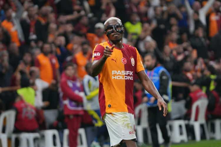 <p>Fenerbah&ccedil;e ma&ccedil;ında iki golle yıldızlaşan Osimhen, zirveyi yeniden şekillendirdi.</p>

